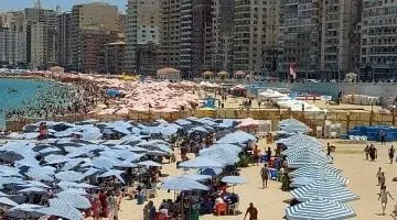 إقبال كبير على شواطئ الإسكندرية في ثالث أيام العيد مع نسبة إشغال تصل إلى 80% - شاهد الفيديو والصور