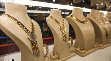الذهب يشهد تراجعاً مستمراً في الأسعار على المستوى العالمي اليوم