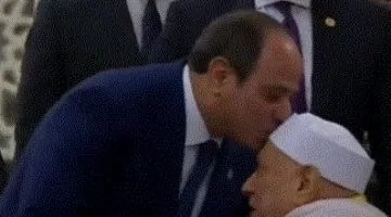 الرئيس السيسي يقبل رأس الدكتور أحمد عمر هاشم في صلاة عيد الأضحى