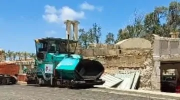 تليفزيون اليوم السابع يوثق لحظة وضع الأسفلت على المسار البديل لكوبري المندرة