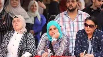 في حرارة الطقس: أمهات ينتظرن أبنائهن أمام لجان الثانوية العامة - فيديو