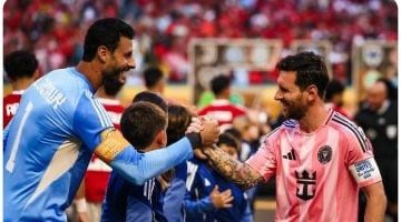 محمد الشناوي يشارك صورة تذكارية مع ميسي خلال مباراة الأهلي وإنتر ميامي