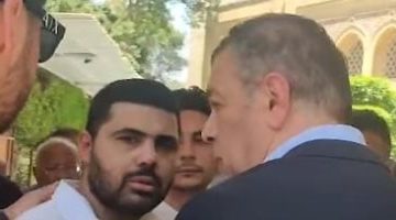 محمد طارق يتعرض لانهيار مؤثر أثناء جنازة والده - فيديو