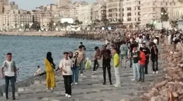 مواطنو الإسكندرية يستمتعون بأجواء العيد على الكورنيش في أول أيام عيد الأضحى