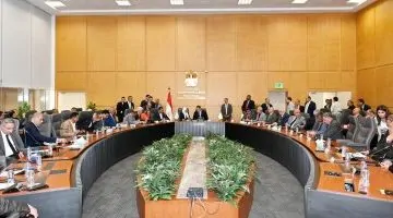 وزير الإسكان يعقد اجتماعاً دورياً مع أعضاء مجلسي النواب والشيوخ